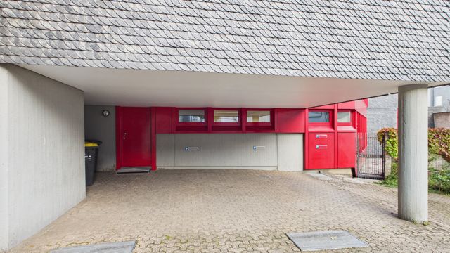 Die beiden überdachten Außenstellplätze unter dem auskragenden Obergeschoss